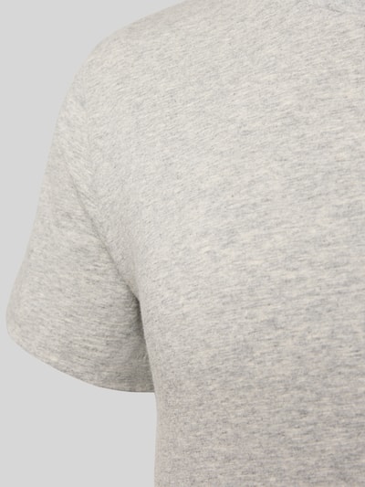 Männermodel trägt T-Shirt mit Logo-Stitching im 2er-Pack von Polo Ralph Lauren aus Baumwoll-Mix in Grau, Nahaufnahme Oberkörper.