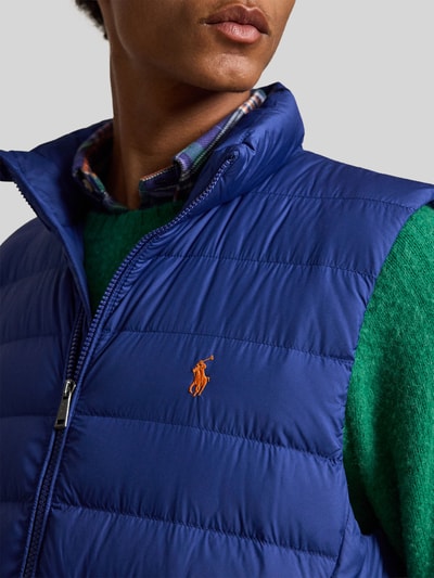 Männermodel trägt Regular Fit Weste mit Logo-Stitching von Polo Ralph Lauren in Blau, Steppstruktur, Nahaufnahme Oberkörper, Herren Weste von Polo Ralph Lauren