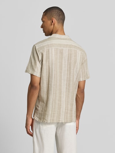 Männermodel trägt beiges Regular-Fit Freizeithemd mit Leinen-Baumwoll-Mix, Reverskragen, Knopfleiste von Jack & Jones Premium, Ganzkörperansicht Rückansicht. Modell 'Summer', Rückenlänge 72 cm, Schulterbreite 49 cm, Ärmellänge 24 cm bei Größe M.
