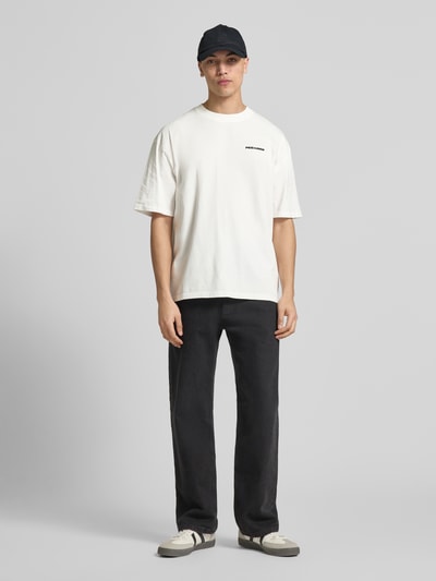 Männermodel trägt Oversized T-Shirt mit Logo-Stitching von Pegador, Herren T-Shirt aus Reine Baumwolle, Oversized-Fit, Rundhalsausschnitt, Rückenlänge 73 cm, Ganzkörperansicht von vorne.