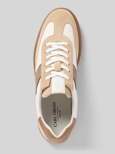 Produktfoto, Sneaker aus echtem Leder mit Logo-Detail Modell 'Urs' von Carl Gross in Weiß und Beige, abgerundete Passform, Schnürverschluss, Absatzhöhe 3 cm, Schafthöhe 8 cm, Schaftweite 9 cm, Herren Sneaker mit glatter Textur und markantem Logo-Detail