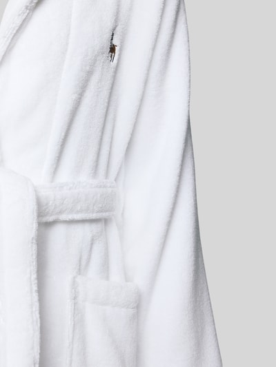 Produktfoto, Bademantel mit Reverskragen von Polo Ralph Lauren Underwear aus weißer Baumwolle mit Stoffgürtel, Label-Stitching und Eingrifftaschen.