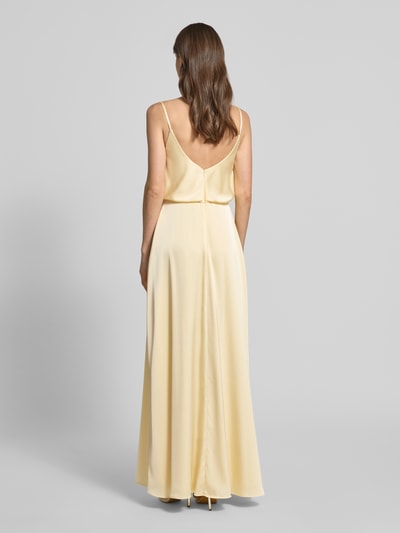 Frauenmodel trägt Abendkleid aus Satin mit Spaghettiträgern von Hey Kyla in hellem Gelb, taillierte Passform, Rückansicht Ganzkörperansicht.