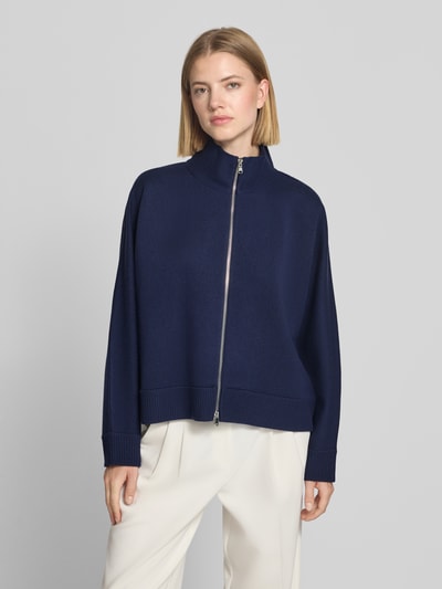 Frauenmodel trägt Relaxed Fit Jacke in Strick-Optik mit Stehkragen von windsor. in Dunkelblau, pure Baumwolle, Ganzkörperansicht von vorne.