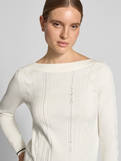 Frauenmodel trägt Regular Fit Pullover aus Viskose-Mix von Liu Jo Sport in Creme mit feinen Strickdetails, Nahaufnahme Oberkörper.