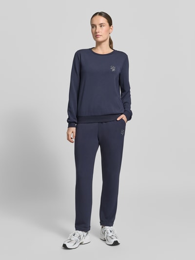 Frauenmodel trägt Sweatshirt aus Modal-Mix mit Rundhalsausschnitt von LIU JO SPORT, dunkelblau, Regular-Fit, Logo, Ganzkörperansicht von vorne.