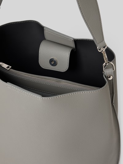 Produktfoto, Tote Bag in Leder-Optik Modell 'Fyn' von Seidenfelt, graue Farbe, genarbte Textur, Magnetverschluss, großes Hauptfach, silberne Details, Maße 17x15x8 cm, Schulterriemen 114 cm, Kontext Damen Tote Bag von Seidenfelt
