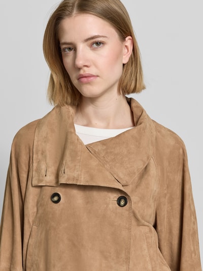 Frauenmodel trägt Relaxed Fit Lederjacke Trenchcoat-Stil von Marc O'Polo in Wildlederoptik, Velours-Ziegenleder, Nahaufnahme Oberkörper.