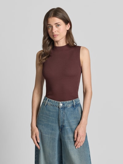 Frauenmodel trägt Slim Fit Top mit Mock-Neck Modell 'FESKIES' von BOSS in Uni-Braun aus Viskose-Mix Rippstrick, Nahaufnahme Oberkörper.