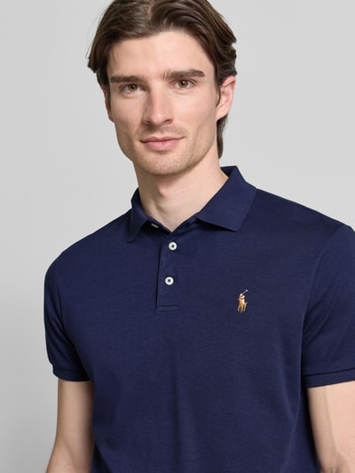 Männermodel draagt Poloshirt met Label-Stitching van Polo Ralph Lauren, donkerblauw, katoen, regular fit, korte knoopsluiting, Nahaufnahme Oberkörper.
