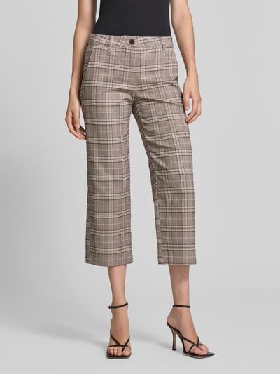 Frauenmodel trägt Straight Fit Hose aus Viskose-Mix Modell 'Rexo' von FREE/QUENT, kariertes Muster, verkürzte Passform, Ganzkörperansicht von vorne.