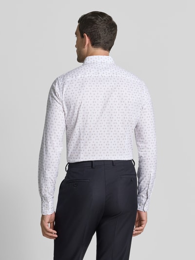 Męski model nosi Slim Fit Business-Hemd mit Kentkragen Modell 'Pio' von JOOP! COLLECTION, mieszanka bawełny z dodatkiem streczu, krój slim fit, sportowe mankiety, jasne kolory z wzorem, widok całej sylwetki od tyłu.