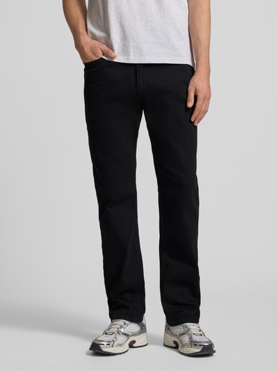Männermodel trägt schwarze Straight Fit Jeans aus Baumwoll-Mix Modell 'RYAN' von Tommy Jeans, 5-Pocket-Design, Ganzkörperansicht von vorne.