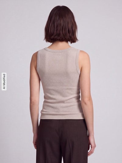 Vrouwenmodel draagt beige Slim Fit Top uit katoenmix van GAP, fijne ribstructuur, effen kleur, Ganzkörperaanzicht achter, KI-modified beeld