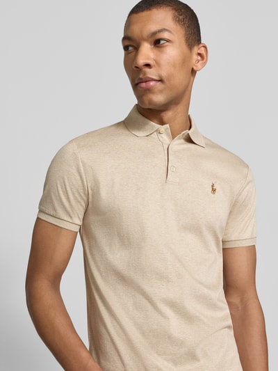 Męski model nosi Regular Fit Poloshirt aus reiner Baumwolle od Polo Ralph Lauren, krój regular fit, jednolity beż, logo, bawełna, polokołnierzyk, zbliżenie na górną część ciała.