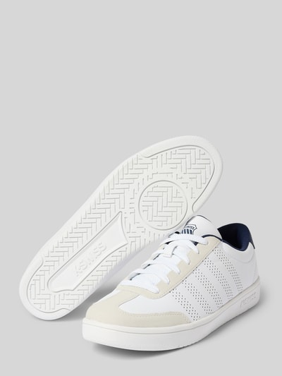Produktfoto, Sneaker mit Label-Print Modell 'COURT' von K-Swiss in Weiß mit Lochmuster, strukturierter Sohle und Schnürverschluss.
