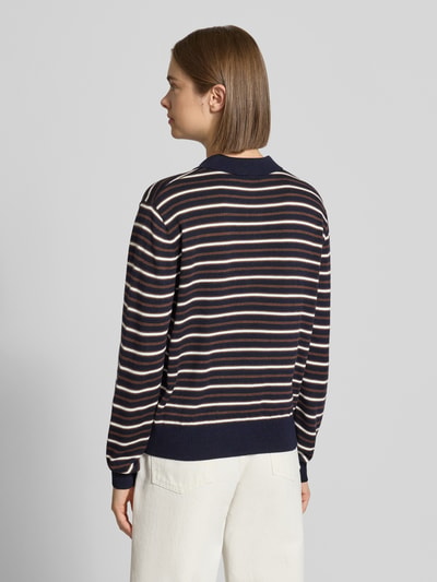 Frauenmodel trägt Poloshirt mit geripptem Saum von REVIEW im Streifenmuster, Langarm, Material-Mix, Rückenlänge 57 cm, Ganzkörperansicht Rückansicht.