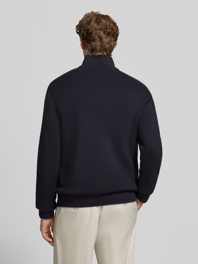Männermodel trägt Slim Fit Pullover aus reiner Baumwolle Modell 'MILANO' von JACK & JONES in dunklem Farbton, Strick-Optik, Ganzkörperansicht Rückansicht. Rückenlänge 73 cm, Ärmellänge 68 cm.