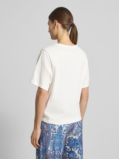 Kobiece modelka ma na sobie damski t-shirt z motywem, bawełna, pudełkowy krój, okrągły dekolt, Oui, długość tyłu 55 cm, widok całej sylwetki od tyłu