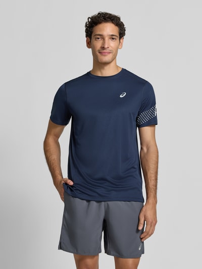 Męski t-shirt z nadrukiem z logo, krój regular fit, Model 'ICON' od ASICS TIGER, okrągły dekolt, długość tyłu w rozmiarze M: 71 cm, Ganzkörperansicht von vorne.