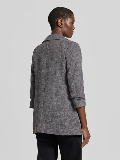 Frauenmodel trägt Regular Fit Longblazer mit Viskose-Anteil Modell 'FRIDA' von VERO MODA, grau meliert mit strukturierter Oberfläche, Ganzkörperansicht Rückansicht.