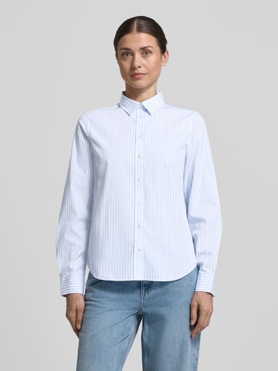 Modelka nosi Regular Fit Bluse mit Streifenmuster und Label-Stitching od Gant, bawełna, kołnierz koszulowy, przód, ujęcie całopostaciowe.
