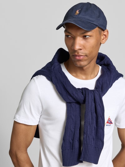 Männermodel trägt wit Slim Fit T-shirt aus reiner Baumwolle mit POLO BEAR-Motiv von Polo Ralph Lauren, heren T-shirt, nahaufnahme oberkörper