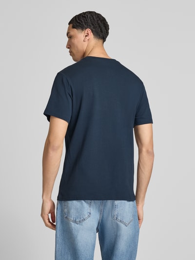 Männermodel trägt Herren T-Shirt mit Logo- und Motiv-Print Modell 'SHORELINE' von Helly Hansen in Dunkelblau, Reine Baumwolle, Gerader-Schnitt, Rundhalsausschnitt, Rückenlänge bei Größe M: 70 cm, Ganzkörperansicht Rückansicht.