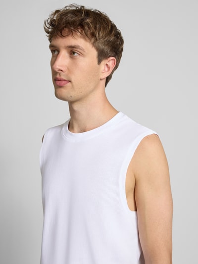 Männermodel trägt Tanktop mit Strukturmuster und Rundhalsausschnitt von Jack & Jones in Weiß, Reine Baumwolle, Regular-Fit, Nahaufnahme Oberkörper. Rückenlänge bei Größe M: 67 cm.