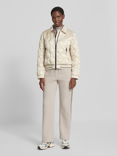 Frauenmodel trägt Sweatpants mit elastischem Bund und Tunnelzug von Marc Cain, Relaxed Fit im Baumwoll-Mix, Ganzkörperansicht von vorne.