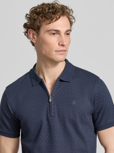 Männermodel trägt Regular Fit Poloshirt mit kurzem Reißverschluss von Lerros, Reine Baumwolle, Strukturmuster, Nahaufnahme Oberkörper.