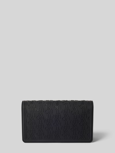 Produktfoto, Umhängetasche mit Label-Prägung Modell 'JELLIES' von VALENTINO BAGS, czarny kolor, prostokątny kształt, wytłaczane logo, główna przegroda z brzegiem i zapięciem na haftkę, regulowany pasek na ramię, szerokość w rozmiarze 1: 25 cm, długość w rozmiarze 1: 15 cm, głębokość w rozmiarze 1: 8 cm, długość paska na ramię: 102 cm