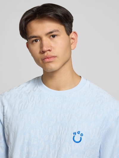 Männermodel trägt Regular Fit T-Shirt aus Frottee von Hugo Blue in Optik: Unifarben, Rundhals, Kurzarm, reine Baumwolle, Nahaufnahme Oberkörper.