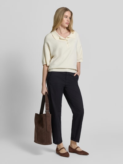 Frauenmodel trägt Chino mit Eingrifftaschen von MAC in Dunkelblau, Baumwoll-Elasthan-Mix, Regular Fit, Ganzkörperansicht von vorne.