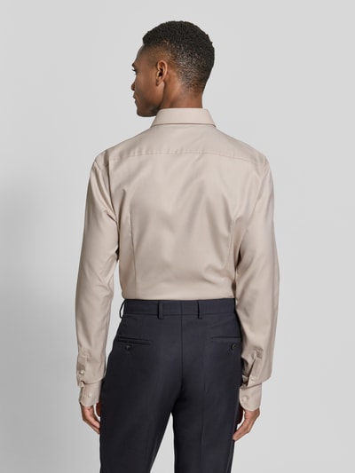 Männermodel trägt Slim Fit Businesshemd mit extra langem Arm Modell 'HANK' von BOSS, Optik: Unifarben, Rückansicht.