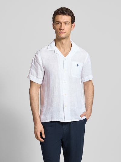 Männermodel trägt Regular Fit Freizeithemd aus reinem Leinen von Polo Ralph Lauren, weiß, unifarben, kurzarm, Ganzkörperansicht von vorne.
