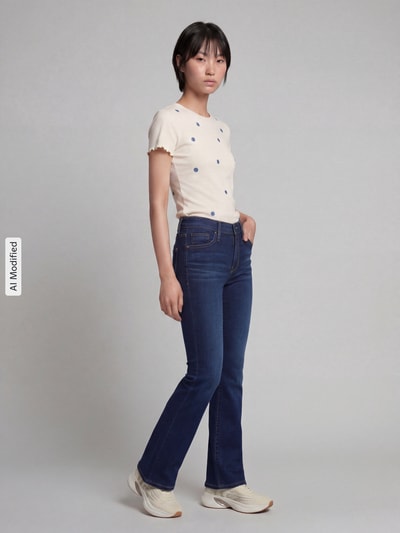 Frauenmodel trägt dunkelblaue Bootcut Jeans aus Baumwoll-Mix Modell '315®' von Levi's® 300 mit Mid Waist und 5-Pocket-Design, Ganzkörperansicht von vorne, KI-modifiziertes Bild.