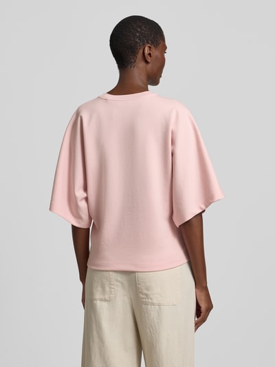 Frauenmodel trägt Sweatshirt mit 1/2-Arm Modell 'Gikko' von OPUS in Rosa, gerader Schnitt, Material-Mix, Ganzkörperansicht Rückansicht.