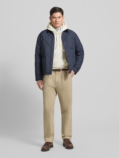Männermodel draagt Relaxed Fit Hoodie mit Label-Stitching und Känguru-Tasche van Polo Ralph Lauren, katoenmix, relaxed fit, detail Labelstitching en kangoeroezak, ruglengte 67 cm, mouwlengte 54 cm, Ganzkörperansicht von vorne.