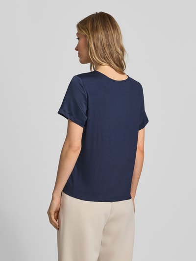 Männermodel trägt Regular Fit Bluse aus Satin von Christian Berg Woman Selection, granat, okrągły dekolt, krótki rękaw, długość tyłu 56 cm, długość rękawów 20 cm, krój regular fit, satynowa powierzchnia, Ganzkörperansicht Rückansicht.