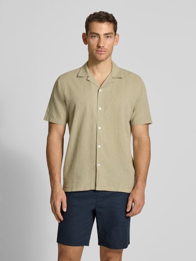 Männermodel trägt Relaxed Fit Freizeithemd aus Leinen-Baumwoll-Mix von Lindbergh in Beige mit Reverskragen und Knopfleiste, Ganzkörperansicht von vorne, Rückenlänge 76 cm, Schulterbreite 47 cm, Ärmellänge 25 cm für Herren.