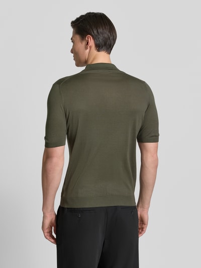 Männermodel trägt Slim Fit Poloshirt aus reiner Seide von GRAN SASSO in Olivgrün mit Polokragen, Semitransparent, Kurzärmelig, Rückenlänge 68 cm, Ganzkörperansicht Rückansicht.