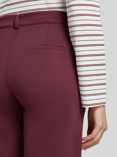 Vrouwenmodel draagt Straight Fit stoffen broek met viscose, Model 'Nanni' van FREE/QUENT, elastische materiaalmix, detailopname rugzijde