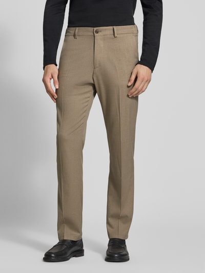 Männermodel trägt beige Straight Fit Stoffhose mit Viskose-Anteil Modell 'Ajend' von DRYKORN, glatte Textur, Nahaufnahme Oberkörper. Elastischer Material-Mix, Knopf- und Reißverschluss, Kontext: Bundweite 42 cm, Innenbeinlänge 81 cm bei Größe 32/34.