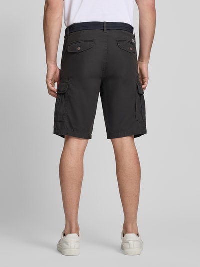 Mężczyznamodel nosi Regular Fit Bermudas mit Cargo-Taschen von Petrol, bawełna, krój regular fit, kieszeń cargo, kieszeń z tyłu, szerokość w rozmiarze M: 45 cm, długość wewnętrzna nogawki w rozmiarze M: 27 cm, widok całej sylwetki z tyłu