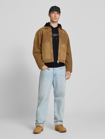 Männermodel trägt Hoodie mit Label-Print Modell 'JPRBLUARCHIE' von JACK & JONES, Baumwoll-Mix, lockerer Schnitt, Ganzkörperansicht von vorne.