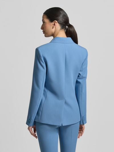 Modelka kobieca nosi Slim Fit Blazer mit Viskose-Anteil od Weekend Max Mara w kolorze jasnoniebieskim, ze szlicem z tyłu i kieszenią na piersi, krój slim fit, tkanina gładka. Widok całej sylwetki z tyłu.