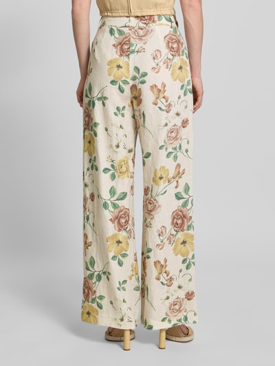 Frauenmodel trägt Leinenhose mit französischen Eingrifftaschen von Jake*s Collection, florales Muster, Wide Leg Fit, Ganzkörperansicht Rückansicht