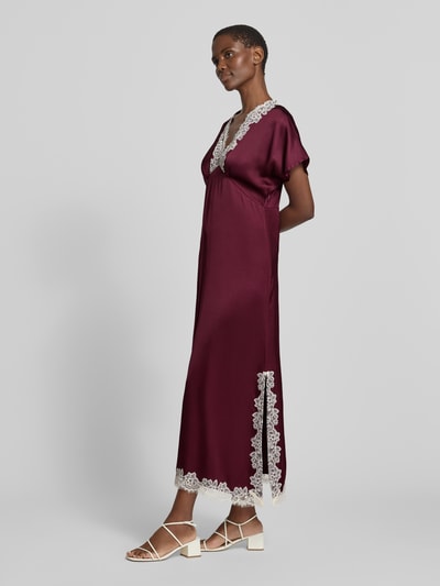 Frauenmodel trägt Maxikleid aus Viskose mit Spitzenbesatz von Jake*s Collection in Dunkelrot mit weißem Spitzenbesatz, A-Linie, V-Ausschnitt, Rückansicht, Ganzkörperansicht von vorne. Rückenlänge 133 cm, Brustweite 52 cm, Ärmellänge 13 cm.