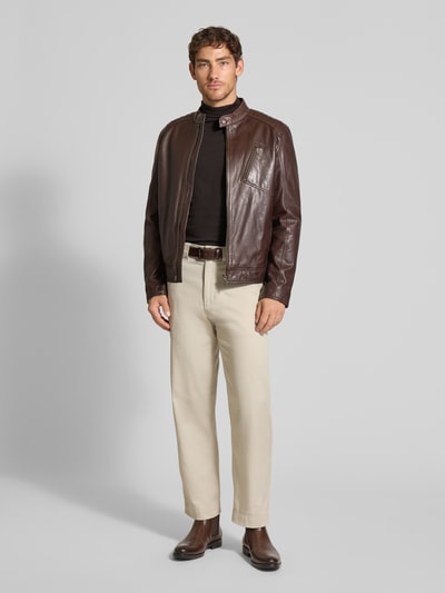 Męski model nosi Longsleeve mit Rollkragen Modell 'EMANUEL' von Drykorn, kolor czarny, krój slim fit, materiał z domieszką wiskozy, całkowita długość tyłu 67 cm w rozmiarze M, widok całej sylwetki z przodu.